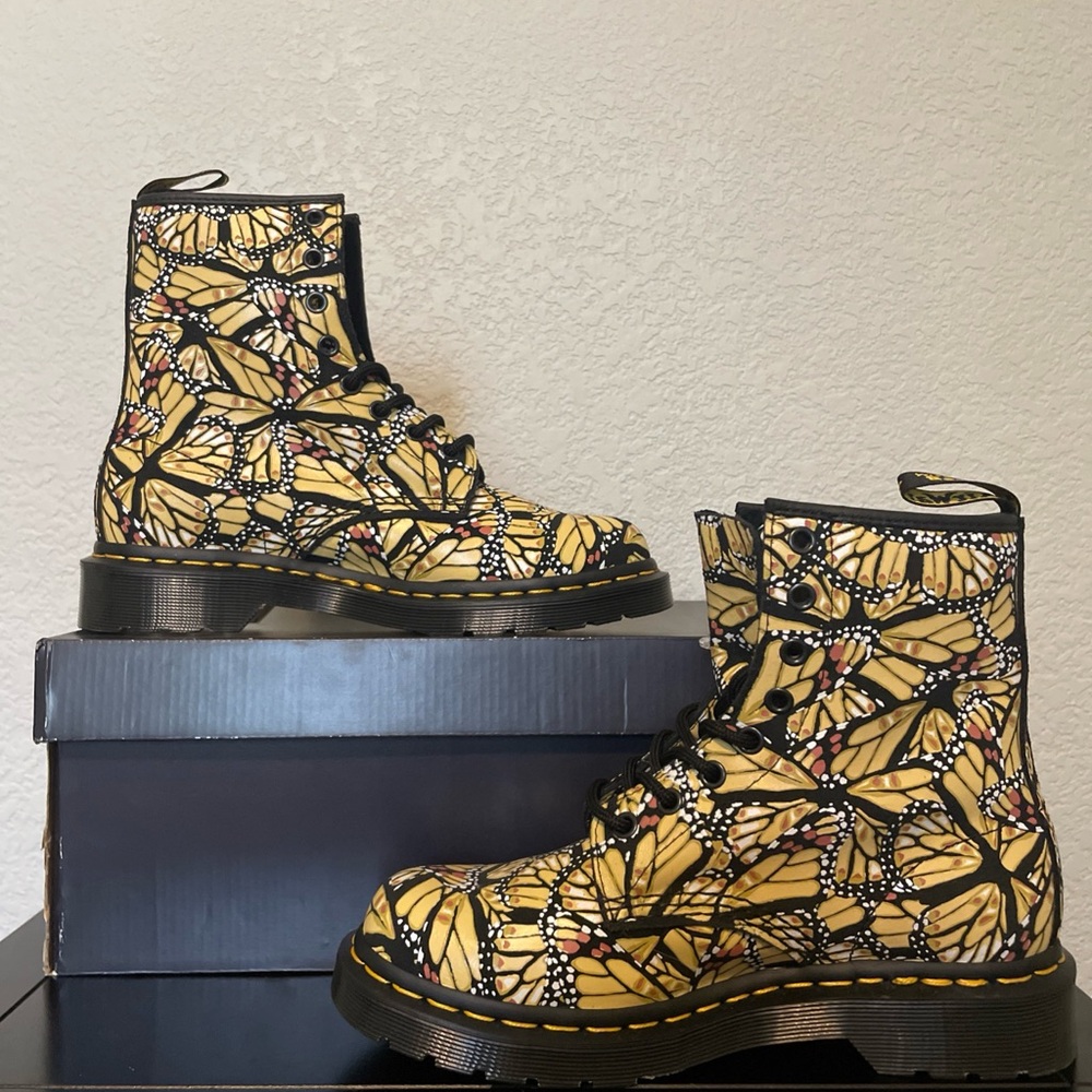 NEW Doc Dr. Martens 1460 Butterfly Print Lace Up Boots Women's Size 7